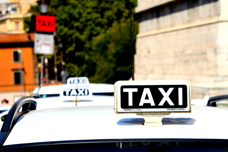 taxis-ESPARRON-min_taxi_auto_rome_road_white-1051610